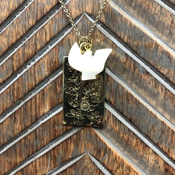 Forever 21 Gold Dove Pendant Necklace Etched - Picture 3 of 8